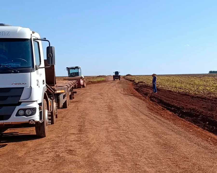 Prefeitura de Sidrolândia realiza cascalhamento e melhora condições de estrada rural em Sidrolândia