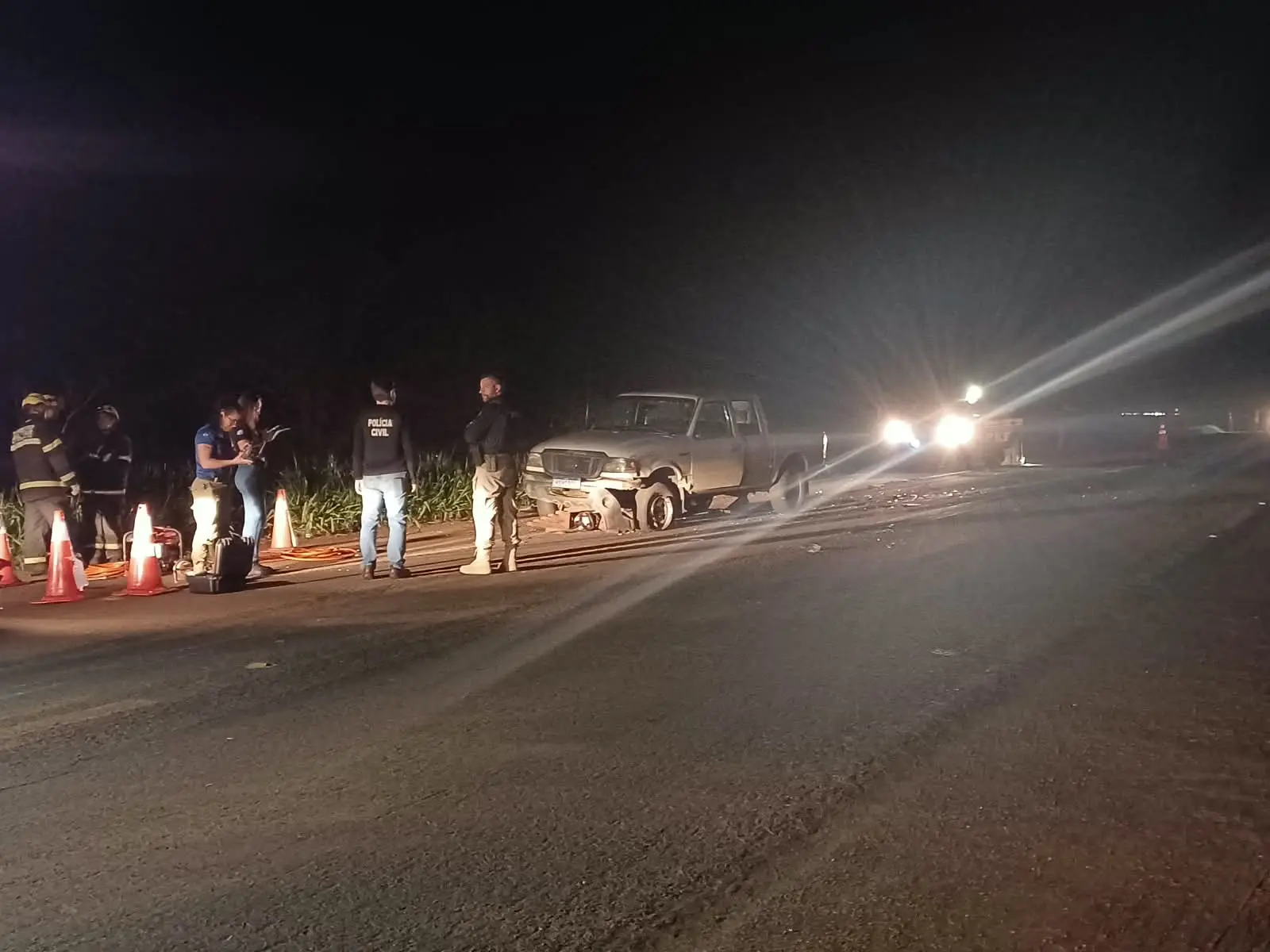 Motociclista morre após ser atingido por caminhão e parar embaixo de caminhonete na BR-060