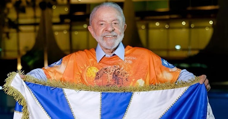 Fezes em carro alegórico que exaltava Lula viram assunto nas redes sociais do Rio e Brasil
