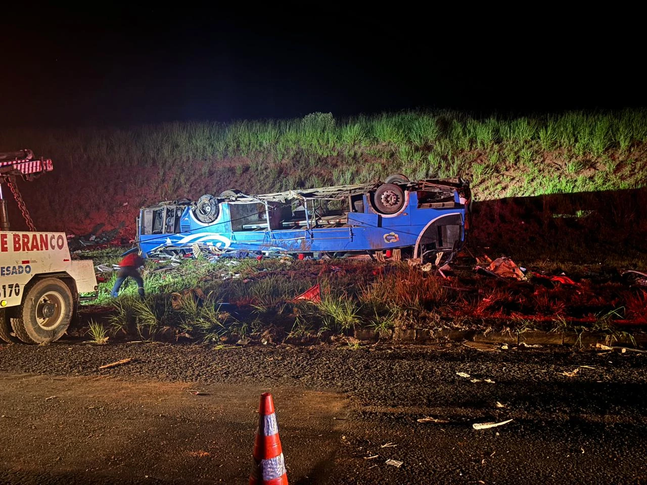 Seis pessoas morrem após ônibus que saiu do Maranhão com destino a SC. tombar em SP